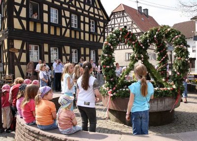 Ortsbrunnen_Osterschmuck_019