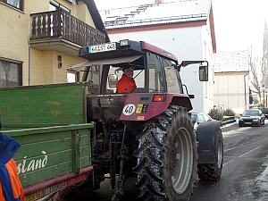Herr Kast am Steuer des Schleppers